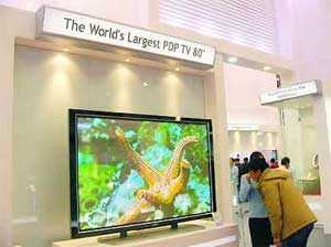 Плазменный телевизор компании Samsung с диагональю 80 дюймов (203 см)
