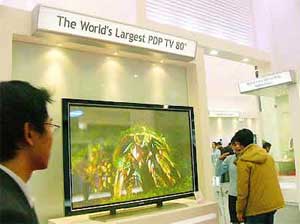 Плазменный телевизор компании Samsung с диагональю 80 дюймов (203 см)