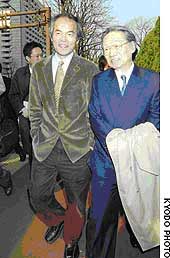 г-н Судзи Накамура (слева)