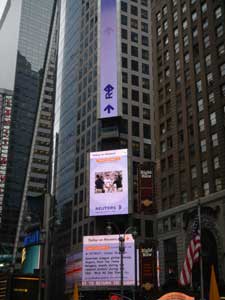 Светодиодные экраны Reuters на Times Square в Нью-Йорке