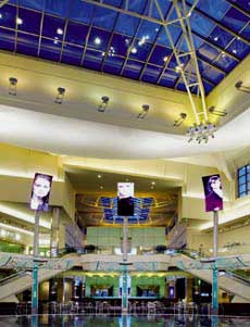 Интерьер торгового центра с установленными светодиодными экранами