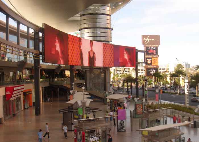 Изогнутый светодиодный экран у торгового центра Fashion Show Mall