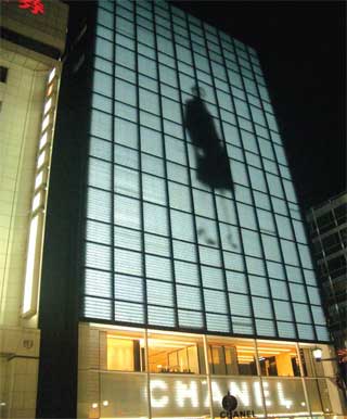Видеоэкран на фасаде здания CHANEL