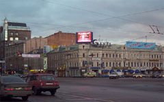 Светодиодный экран (дисплей) фирмы К-Системс для собственной рекламы в Москве на площади Белорусского вокзала