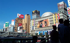 Обилие наружной рекламы на электронных табло в Токио (Япония).