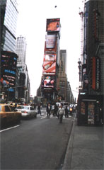 Большие электронные табло в центре Нью-Йорка (США).
