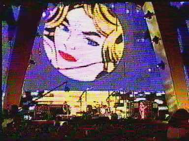 Художественные декорации на концерте группы U2 на 3-х ламповых полноцветных видеопанно