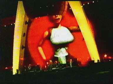 Гигантские экраны на концерте U2