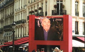 Большой электронный видеоэкран в Париже