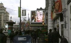 Большой наружный электронный полноцветный светодиодный экран для наружной рекламы на козырьке гостиницы Интурист в Москве. Размер экрана 7.2х9.6 метра. Установлен в начале 2002 года.
