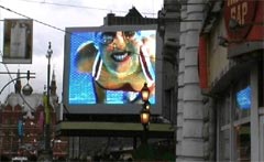 Большой наружный электронный полноцветный светодиодный экран для наружной рекламы на козырьке гостиницы Интурист в Москве. Размер экрана 7.2х9.6 метра. Установлен в начале 2002 года.