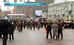 Большое наружное электронное табло для наружной рекламы на козырьке гостиницы Интурист в Москве. Размер изображения 6.40х8.53 метра. Установлено в конце 1999 года.