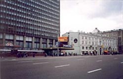 Первый в России наружный электронный видеоэкран для наружной рекламы фирмы White Way на козырьке гостиницы Интурист в Москве. Установлен в 1992 году.
