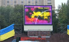 Вид на полноцветный электронный светодиодный экран со стороны Крещатика