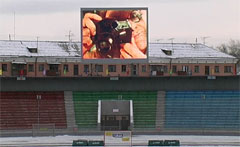 Большой полноцветный электронный видеоэкран производства фирмы АТВ Наружные Системы на стадионе Енисей в Красноярске.