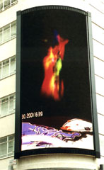 Большой электронный видеоэкран в Лондоне на площади Лейстер