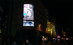 Большой электронный видеоэкран в Лондоне на площади Leister Square