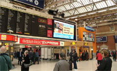 Большое электронное табло на вокзале Виктория в Лондоне