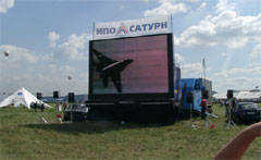 Передвижной наружный светодиодный экран транслирует живое видео на Авиашоу МАКС-2001.