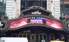Электронный баннерный светодиодный экран на Бродвее.
