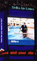 Видеоэкран компании Delta Airlines