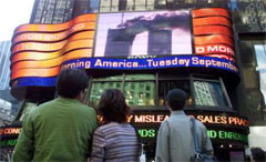 Большой электронный видеоэкран в Нью-Йорке, принадлежащий телекомпании ABC.