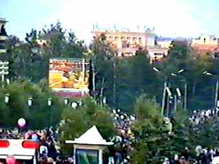 Трансляция футбольного матча на ламповом экране на Поклонной Горе