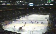 Фотография большого электронного видеоэкрана в Хоккейном дворце (The E Center) на Олимпийских играх 2002 в Солт-Лейк-Сити.