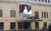 Светодиодный экран (дисплей) для наружной рекламы в Москве на здании ресторана Прага