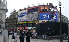 Большой электронный светодиодный экран для наружной рекламы в Лондоне на Пикадилли Серкус (Picadilly Circus).