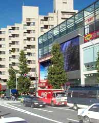 Большой электронный светодиодный экран в Токио